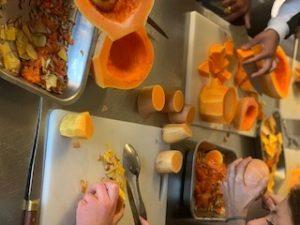 Lire la suite à propos de l’article Les légumes ont poussé, ils ont été ramassés et cuisinés par nos élèves de service !