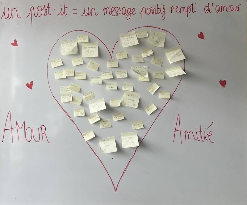 Lire la suite à propos de l’article Une Vente de Bracelets de l&rsquo;Amitié et de Roses Rouges pour la Journée de l&rsquo;Amour et de l&rsquo;Amitié au Lycée