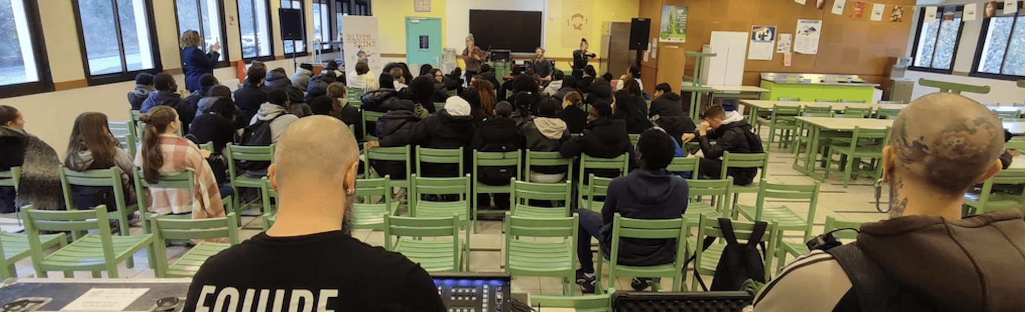 Lire la suite à propos de l’article Un concert innovant et inclusif : les élèves découvrent Émilie Hédoux et le chant signé